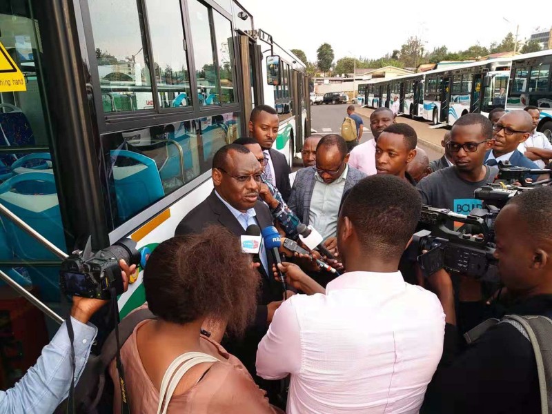 首批金旅公交驶入“千丘之国”卢旺达