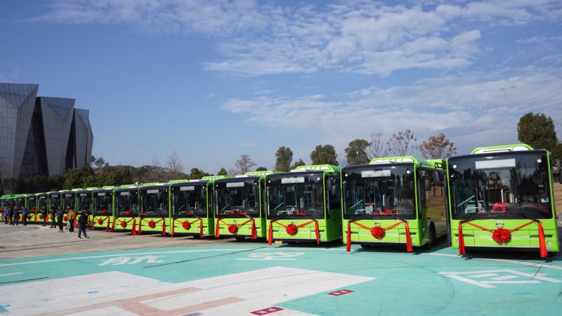 金旅朝歌全新一代7米宽体大容量纯电动公交批量交付，助阵县域交通绿色升级